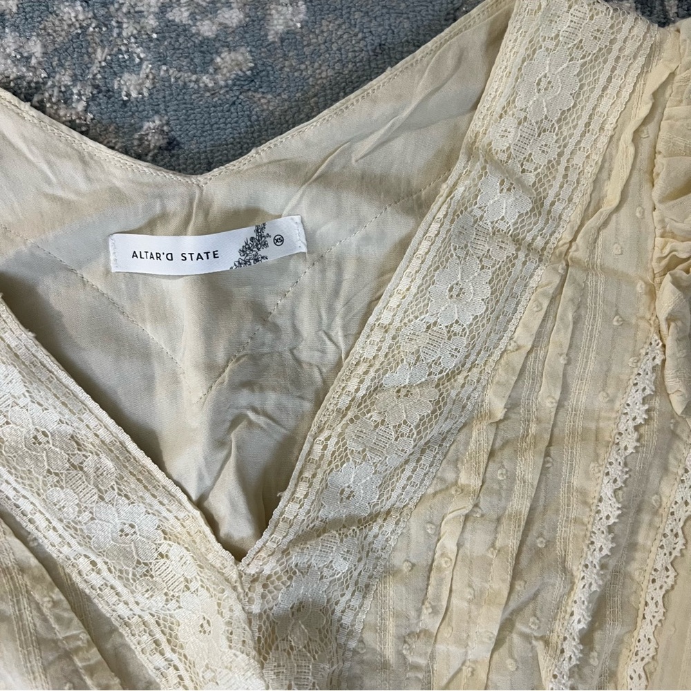 Delicate Ivory Ruffled V-Neck Peplum Blouse - Picture 2 of 4